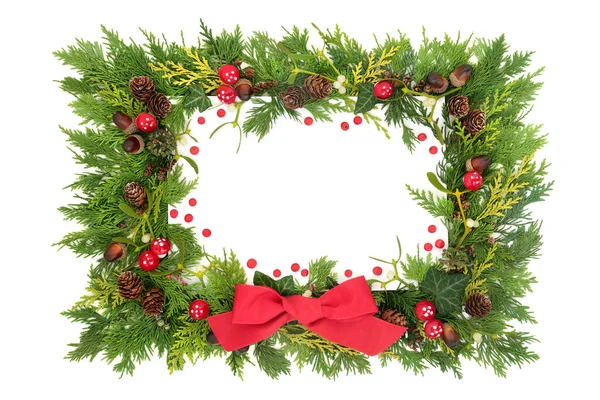 クリスマス 新年の装飾ファンタジーの背景の境界線は フライアグリキノコの木の装飾 ホリーベリー 冬の緑 赤い弓と 白の祭性デザイン要素 — ストック写真