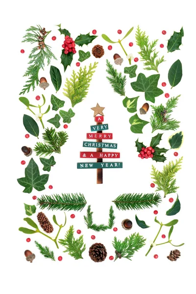 ヨーロッパの冬の植物や動物と白い背景にレトロな木製のクリスマスツリーと自然緑のクリスマスツリー抽象的な概念形状 クリスマスと新年のための自然組成 — ストック写真