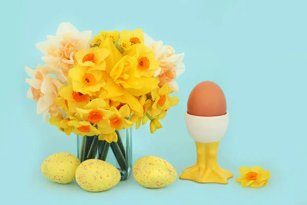 复活节蛋的主题组合与装饰蛋 健康的棕色早餐蛋在可爱的鸡蛋杯 水仙花花瓶下降 浅谈淡蓝色的复活节和春季概念 — 图库照片