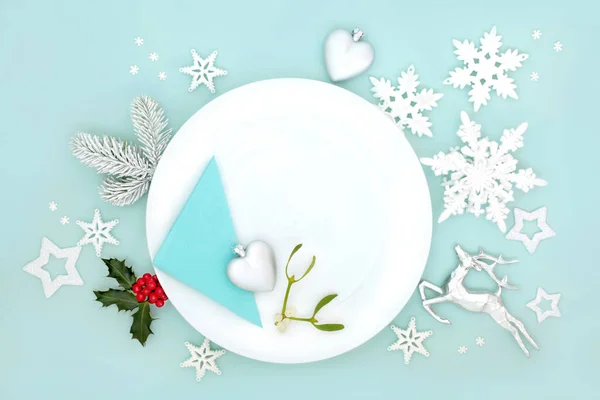 Weihnachten Und Neujahr Tischdekoration Mit Nordpol Thema Teller Rentiere Winterflora — Stockfoto