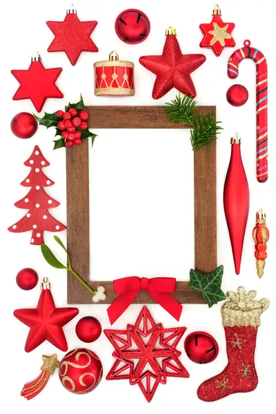 要約白い背景に赤いバブルツリーの装飾 ホリー 冬の植物とクリスマスの木製のフレームの組成 ホリデーシーズンのためのお祭りの創造的なレイアウト — ストック写真