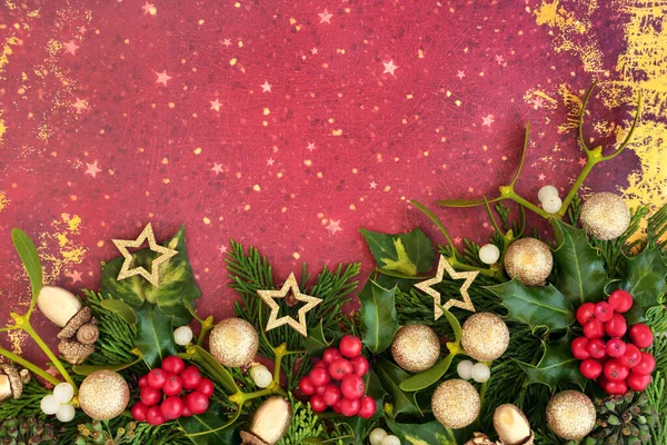 Dekorativní Vánoční Pozadí Zlatým Jiskřivým Míčkem Ozdobou Hvězdných Stromků Cetky — Stock fotografie