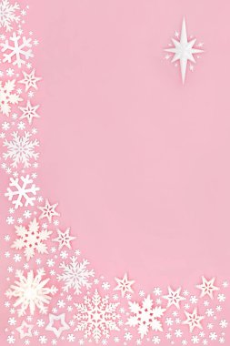 Noel kar taneleri ve pastel pembe arka plandaki yıldız soyut sınırları. Tatil sezonu için şenlik kompozisyonu. Düz görünüm yatar, alanı kopyala.