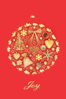 Noel 'de soyut, değerli ağaç süslemelerinde altın tabelası ve kırmızı arka planda yıldızlı nesnelerin keyfi. Düz yerde, üst tarafta. Xmas sezonu için şölen konsepti.