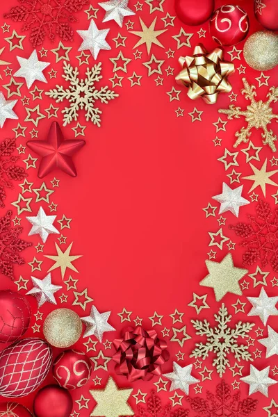 喜庆的圣诞背景装饰与星星 蝴蝶结和紫杉装饰在红色的边缘 圣诞节节日期间的抽象作文 顶部视图 复制空间 — 图库照片