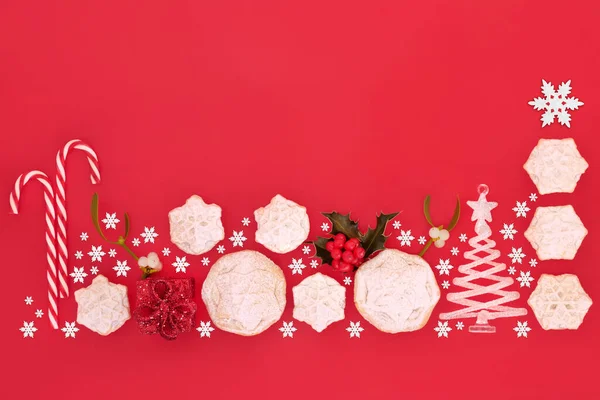 Pasteles Carne Navidad Copos Nieve Con Acebo Muérdago Adornos Árboles —  Fotos de Stock