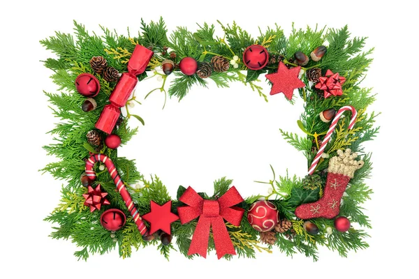 圣诞背境与红色的紫杉装饰和冬季植物隔离在白色背景与复制空间 顶部视图 平躺在床上 — 图库照片