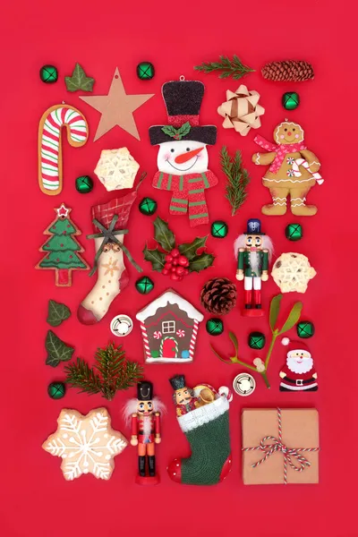 Tradiční Vánoční Ozdoby Jídlo Zimní Flóra Červeném Pozadí Vánoční Skladba — Stock fotografie