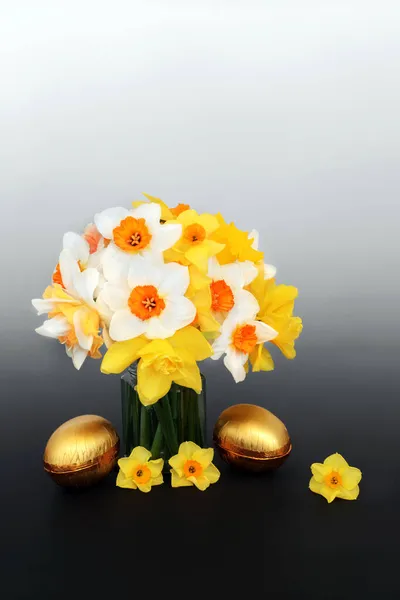 Gouden Paaseieren Met Narcissen Narcissen Bloemen Een Vaas Voorjaarsnatuur Samenstelling — Stockfoto