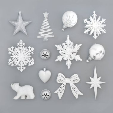 Gri arka planda Noel gümüşü ve beyaz takı süslemeleri. Xmas şenlik sezonu için soyut kompozisyon. Üst görünüm.