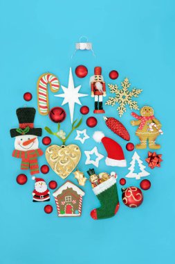 Noel ağacı süslemesi soyut yuvarlak şekil dünya tasarımı kavramı mavi arka planda geleneksel semboller ve süslemeler, Üst görünüm, düz görünüm, kopyalama alanı.