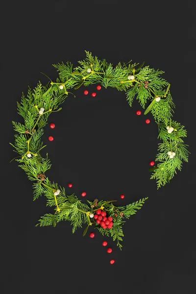 Weihnachtskranz Mit Stechpalme Mistelzweigen Und Zedernblättern Auf Dunkelgrauem Meliertem Hintergrund — Stockfoto