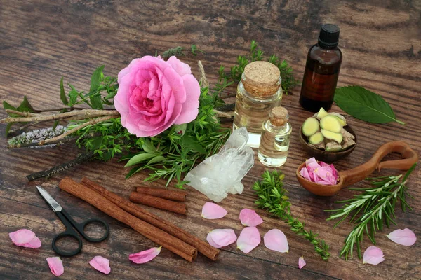 Egy Pogány Szerelmi Bájital Elkészítése Boszorkányokkal Fűszerekkel Rózsavirággal Szerelmi Kanál — Stock Fotó