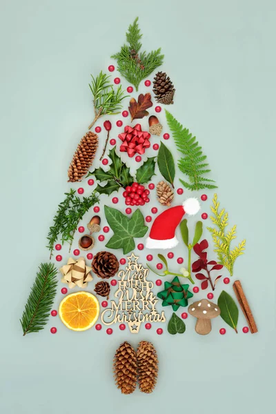Vrolijke Kerstboom Abstracte Vorm Met Ornamenten Hulst Met Losse Rode — Stockfoto