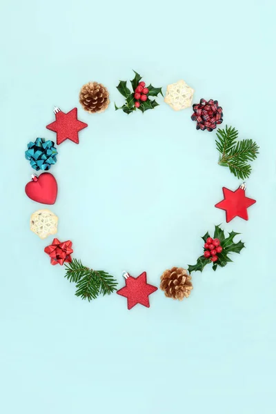 Corona Navidad Con Una Colección Símbolos Tradicionales Sobre Fondo Azul — Foto de Stock