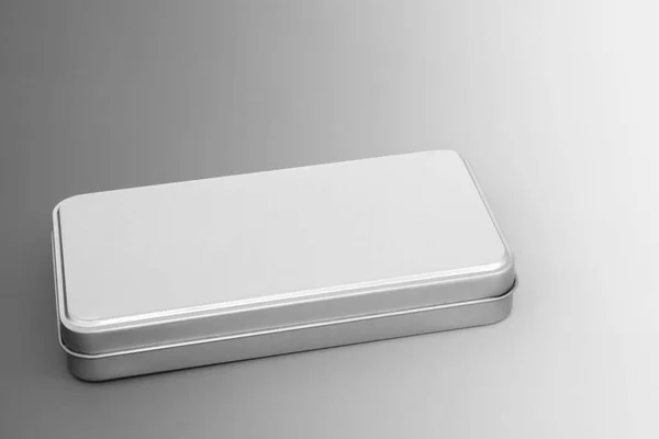 グラデーショングレーの背景にブラッシュメタルで作られた銀色のギフトボックス エレガントなデザイン要素 スペースのコピー — ストック写真