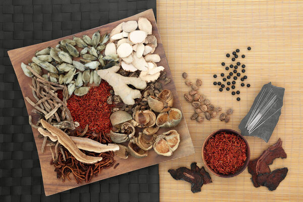 Китайские иглы иглы иглоукалывания и природной растительной медицины с травами и специями и Чжи бай ди Хуанг, Ци повышения таблетки, используемые в древних травяной медицины лечения. Концепция естественного целостного здравоохранения. 