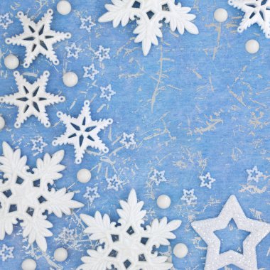 Beyaz yıldızlı Noel arkaplanı, kar tanesi ve benekli mavi balo ağacı süslemeleri. Soyut kış, Noel ve Yeni Yıl kompozisyonu.
