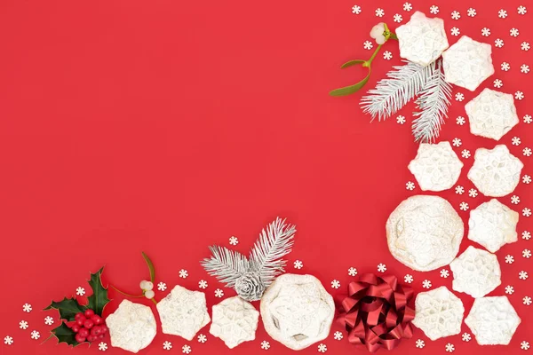 Homemade Christmas Mince Pies Snowflakes Mistletoe Snow Covered Fir Pine — Stock Photo, Image