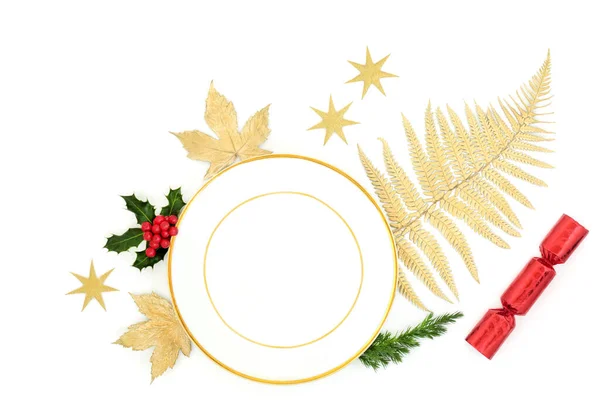 Piękny Świąteczny Stół Ustawienie Porcelany Płyta Złote Liście Jodła Hollly — Zdjęcie stockowe