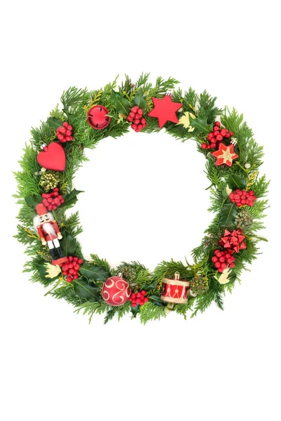 白い背景に楽しい装飾品 木の装飾品 ホリー ミステリーと杉の葉でクリスマスリース クリスマスと新年のための祭りの組成 — ストック写真