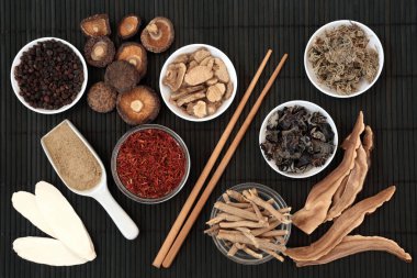 Geleneksel bitkisel ilaçlar için Çin bitkisi ve baharat hazırlama. Alternatif doğal iyileşme ilaçları. Sağlık hizmeti konsepti. Bambu üzerinde.