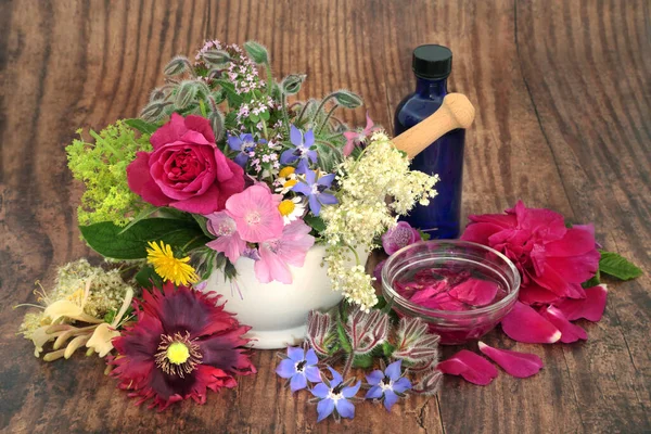 Natuurlijke Helende Plantaardige Geneeskunde Met Verse Kruiden Bloemen Voor Aromatherapie — Stockfoto