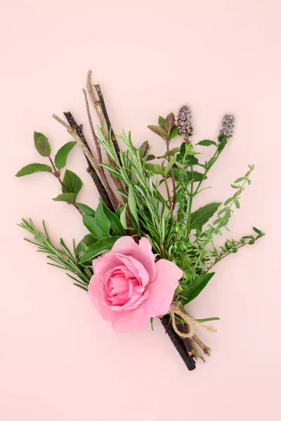 Szerelmi Bájital Kötött Posy Gyógynövények Rózsa Virág Rózsaszín Háttérrel Boszorkány — Stock Fotó
