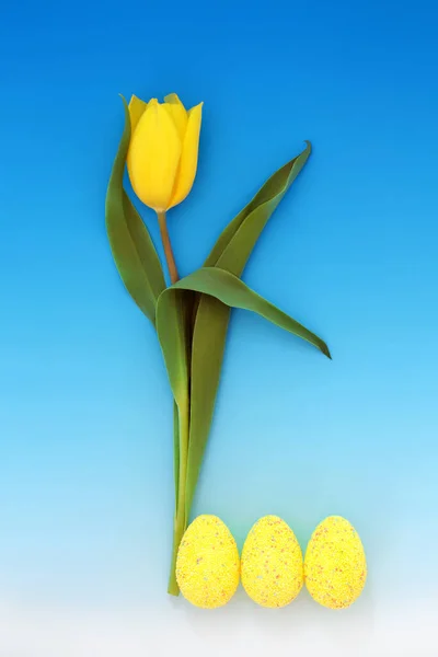 Abstrakte Gelbe Tulpenblume Mit Verzierten Eiern Auf Blauem Hintergrund Minimales — Stockfoto