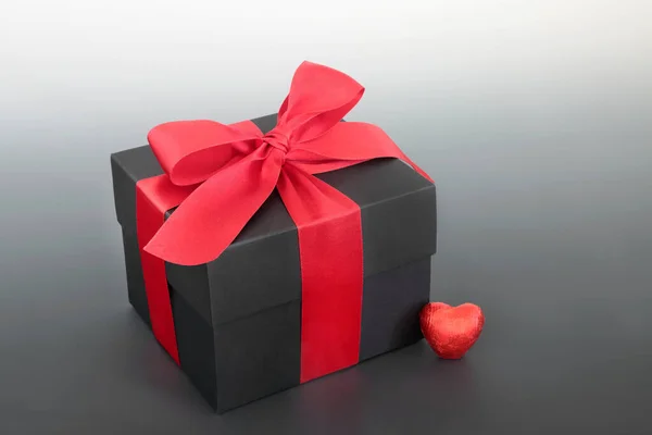 Valentinstag Geschenkbox Mit Roter Schleife Und Herzförmiger Schokolade Romantisches Überraschungskonzept — Stockfoto