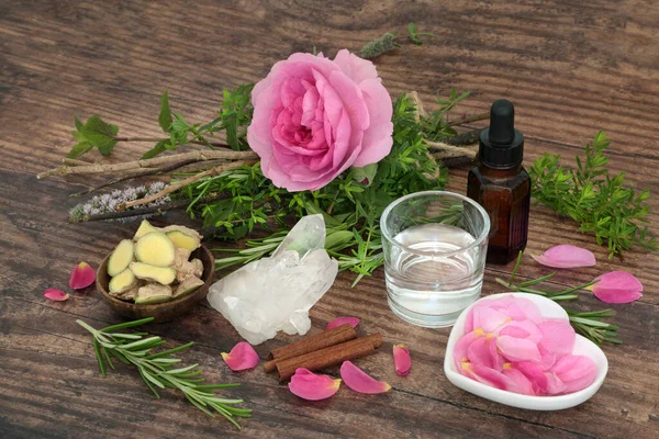 浪漫的爱情药草和玫瑰花束在一个女巫与春天的水 肉桂和姜汁香料与石英砂水晶在乡村的木材背景 魔咒的概念 — 图库照片