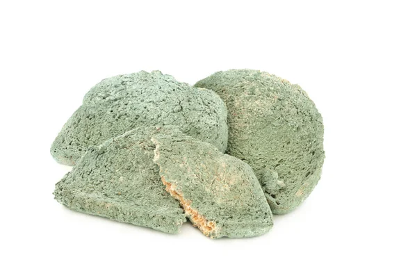 Veraltete Grüne Schimmelige Brotscheiben Auf Weißem Hintergrund Veraltetes Nutzungskonzept — Stockfoto
