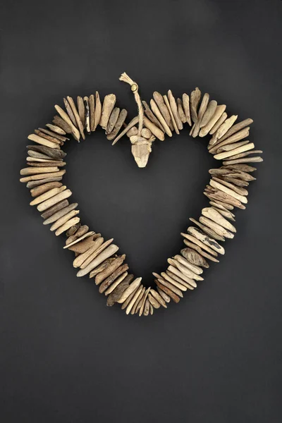 Driftwood Hart Vorm Krans Rustieke Houten Achtergrond Valentijnsdag Symbool Van — Stockfoto