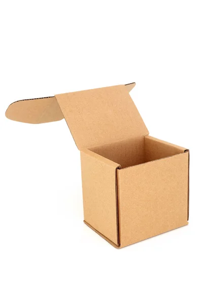立方体形状的褐色纸盒容器 盖子开在白色背景上 再循环和环境友好的概念 复制空间 — 图库照片
