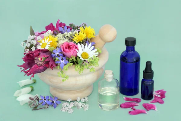 Essentiële Olie Voorbereiding Voor Aromatherapie Kruidengeneeskunde Behandelingen Kruiden Bloemen Een — Stockfoto