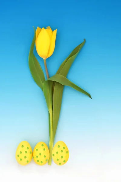 イースターエッグの春の黄色のチューリップの花 コピースペース付きグラデーションブルーの背景にミニマルな春とイースター抽象的な楽しいデザインコンセプト — ストック写真