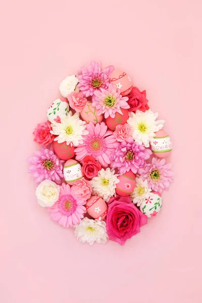 Concetto Forma Uovo Pasqua Con Uova Decorate Fiori Sfondo Rosa — Foto Stock