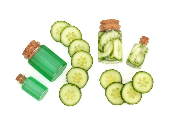Natuurlijke Komkommer Spa Schoonheidsbehandeling Met Verse Preparaten Glazen Flessen Gebruikt — Stockfoto