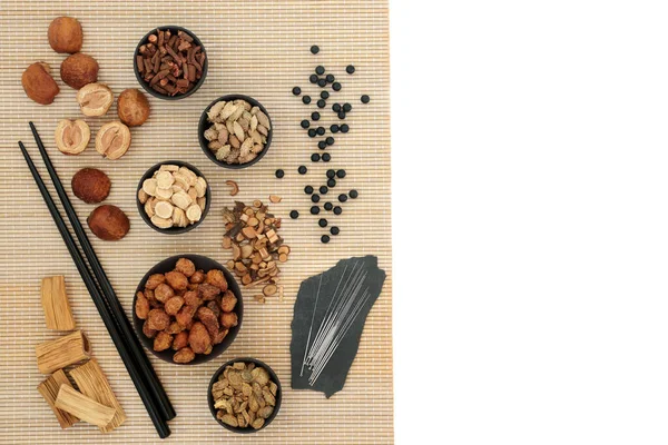 Chinesische Akupunkturbehandlung Mit Nadeln Kräutern Und Gewürzen Mit Schwarzen Pillen — Stockfoto