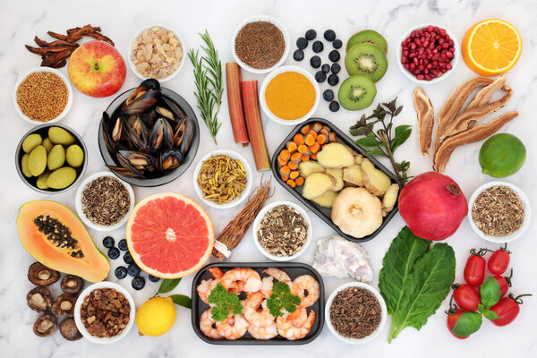 Сбор здоровой пищи для иммунной системы усиливается морепродуктами, овощами, фруктами, травами и специями. Продукты питания и травяная медицина с высоким содержанием антиоксидантов, антокаянина, белка, клетчатки, витаминов и омеги 3. 