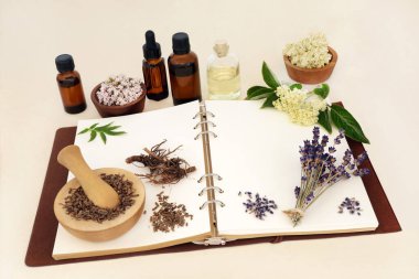 Lavanta, mürver çiçeği ve doğal bitkisel ilaçlarda kullanılan kediotu ve aromaterapi anksiyete ve uykusuzluğu tedavi etmek için kullanılır. Not defteri ve gerekli yağ şişeleriyle. Doğal sağlık hizmeti kavramı.  