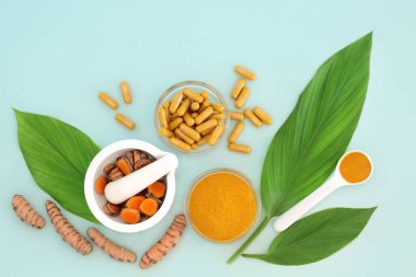 Zerdeçal doğal şifalı bitkisel ilaç ve kök, toz, beslenme destek kapsülleri ve yapraklarla çeşnili yiyecek. Antiinflamatuar ve antioksidan olarak kullanılır.. 