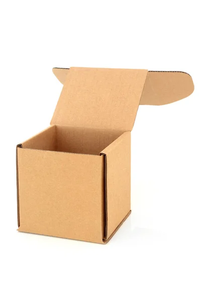 白い背景に蓋を開けた段ボール箱キューブ状の容器 再利用可能なパッケージ 設計要素をリサイクル スペースのコピー — ストック写真