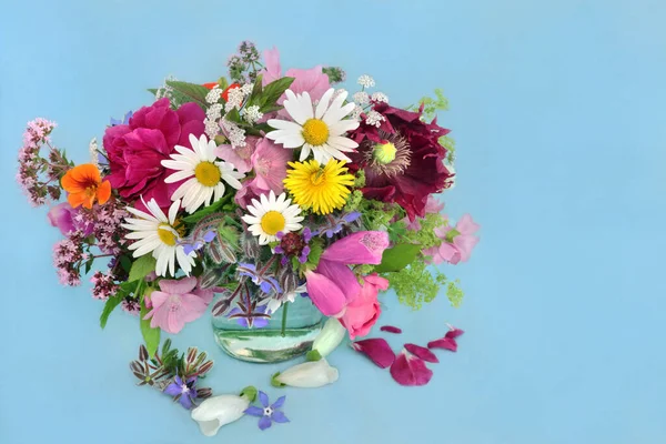 Anglické Letní Květinové Aranžmá Váze Divokými Květinami Bylinkami — Stock fotografie