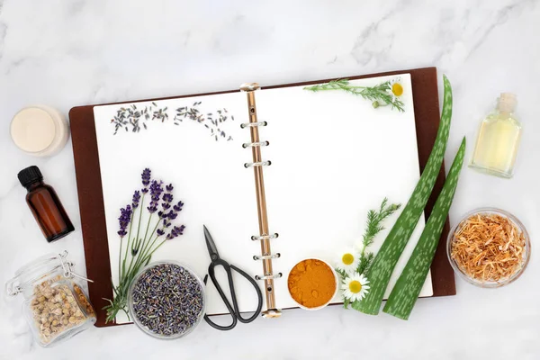 Préparation Soins Peau Aux Herbes Fleurs Cahier Huile Essentielle Huile — Photo