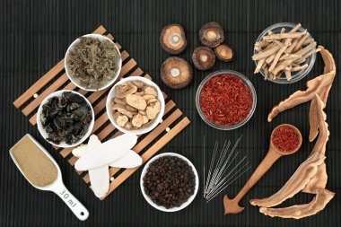 Akupunktur iğneleri Çin bitkisi bazlı bitkiler ve baharatlarla antik bitkisel ilaç tedavilerinde kullanılır. Doğal bütünsel sağlık hizmeti kavramı. Üst görünüm düzlüğü.
