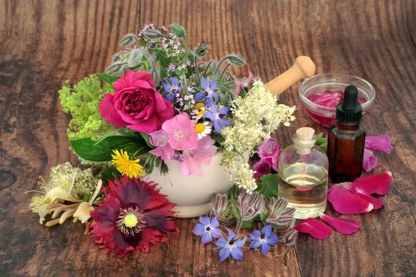 Preparação Fitoterápica Com Ervas Flores Óleo Essencial Para Remédios Alternativos — Fotografia de Stock