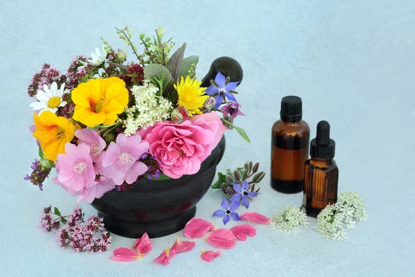 Etherische Olie Preparaat Voor Gebruik Aromatherapie Kruidengeneeskunde Behandeling Kruiden Bloemen — Stockfoto
