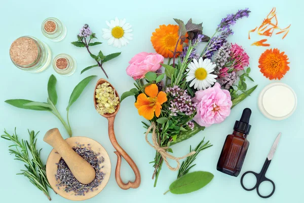 Příprava Květin Bylin Pro Přírodní Bylinné Přípravky Rostlinného Lékařství Lahvičkami — Stock fotografie