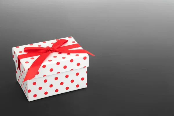 Κουτί Δώρου Πουά Και Κόκκινο Φιόγκο Γκρι Φόντο Ορθογώνιο Σχήμα — Φωτογραφία Αρχείου